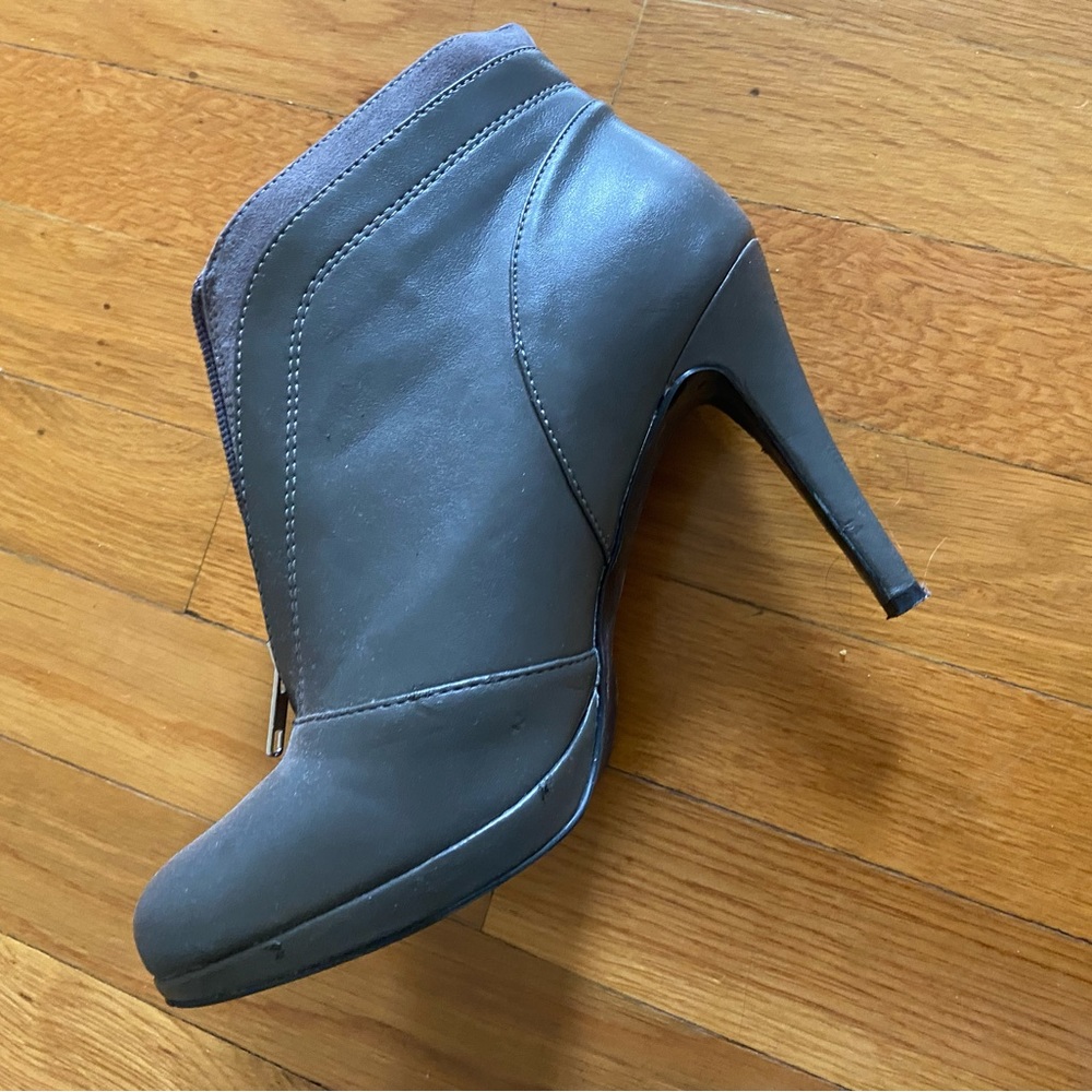 Beautiful Nine West high heel booties